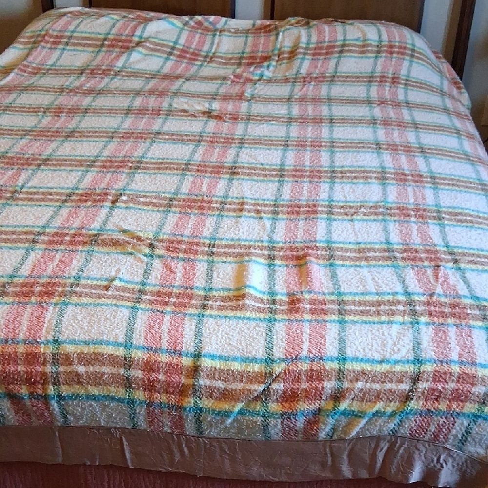 Acrylic Plaid Blanket Green White Pastels 75" X‎ 84"